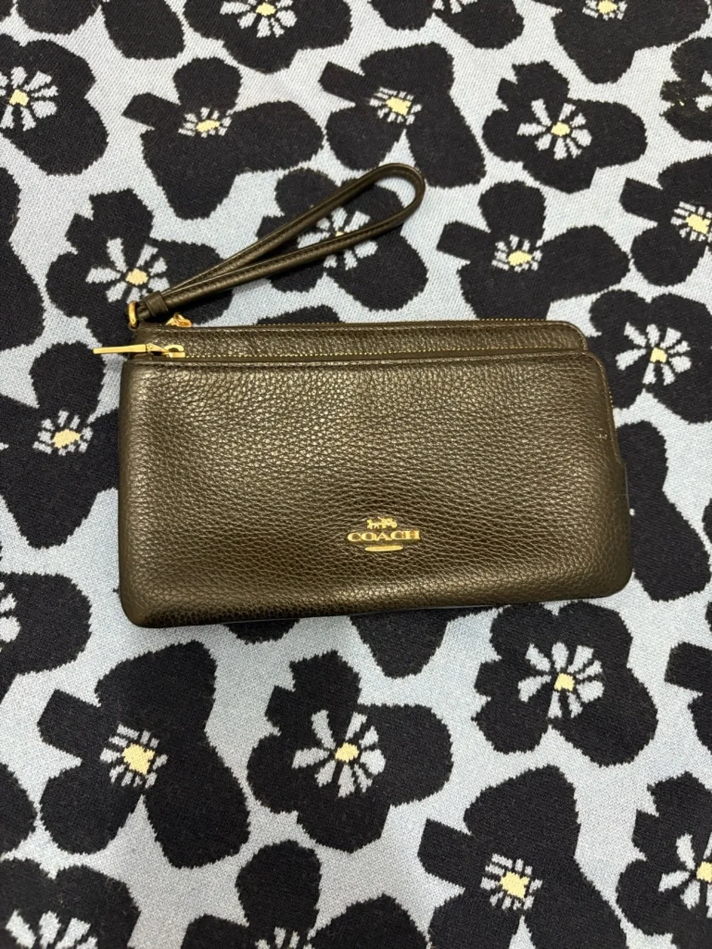 Coach double zip wallet in black pebble leather PREOWNED See Pics
